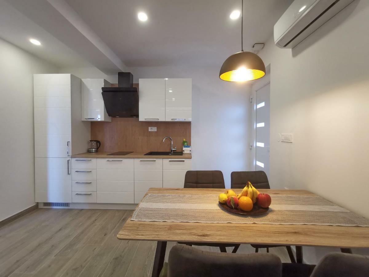 Apartments Tonkita With Jacuzzi Makarska Exterior foto